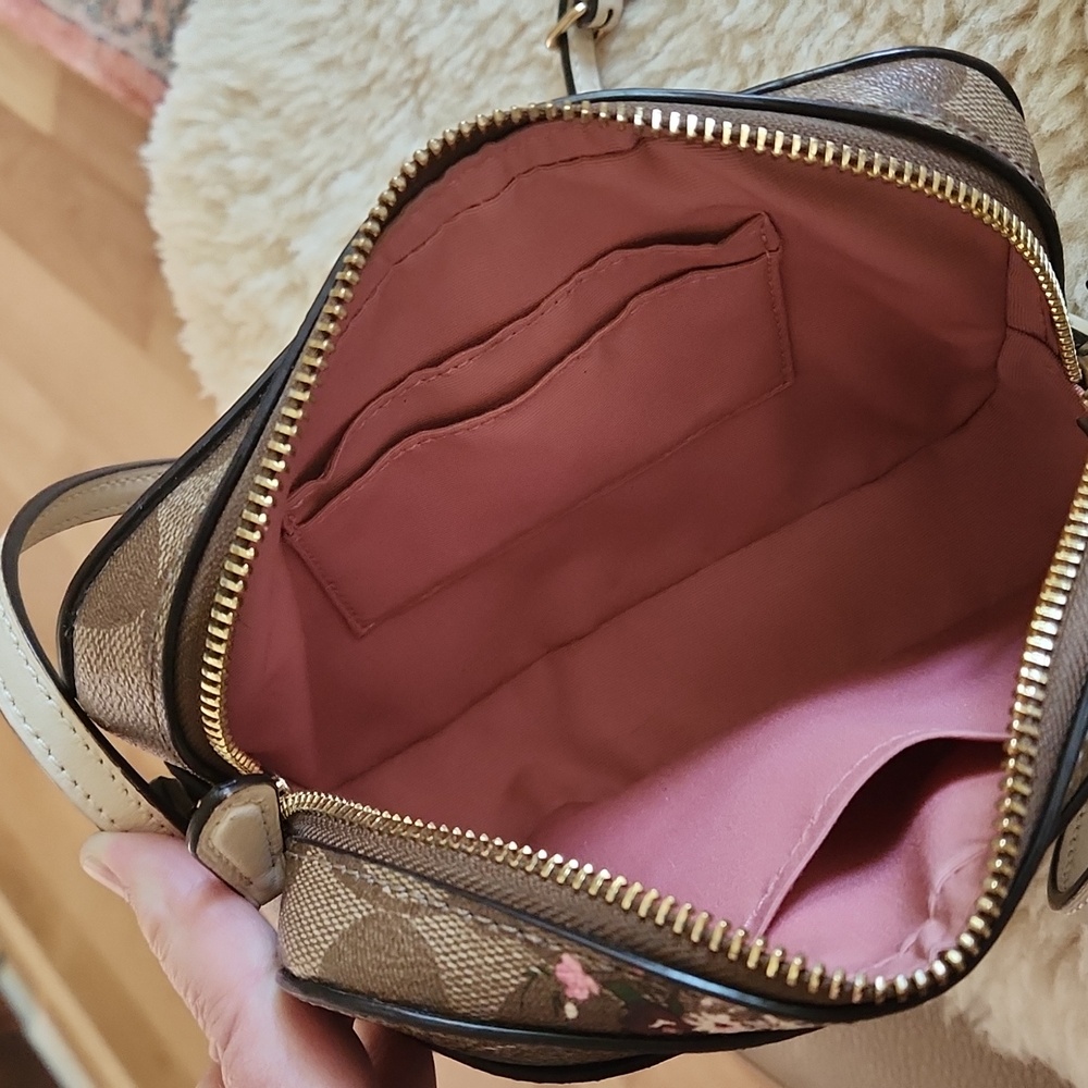 Beautiful Coach Evergreen Wildflower Signatue Camera Style Crossbody Bag 🩷🤍 - Picture 10 of 16